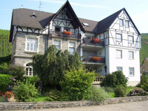 Гостиница Ferienwohnungen Zum Niederberg  Лизер